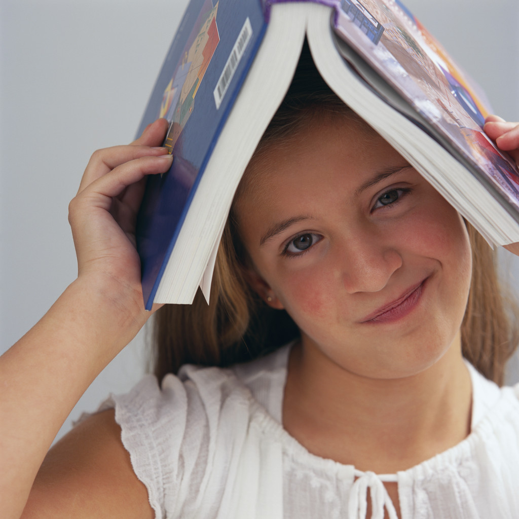 menina com livro na cabeça