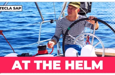 AT THE HELM? Qual é o significado e a tradução da expressão?